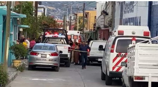 Vecinos de la zona ayudaron a sofocar el fuego y a sacar a las personas afectadas.