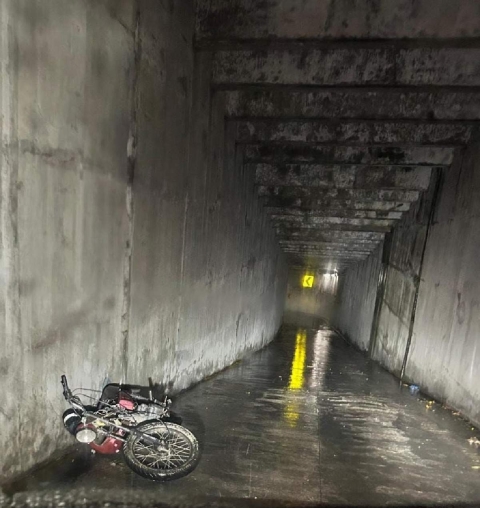 Una de las motos que utilizaron los delincuentes fue abandonada.