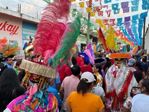 Cientos de personas y diversas comparsas se sumaron al inicio de la celebración.
