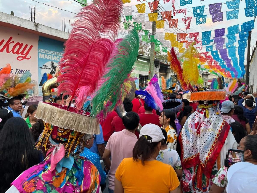 Cientos de personas y diversas comparsas se sumaron al inicio de la celebración.