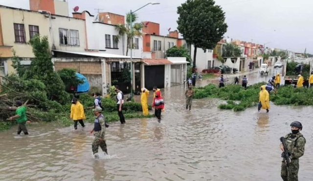 Notifican a habitantes de zonas de riesgo que deben desalojar