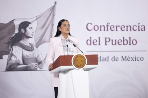 Ariadna Montiel, secretaria de Bienestar del gobierno federal, present&oacute; el calendario en la conferencia &ldquo;La Ma&ntilde;anera&rdquo; de ayer.  
