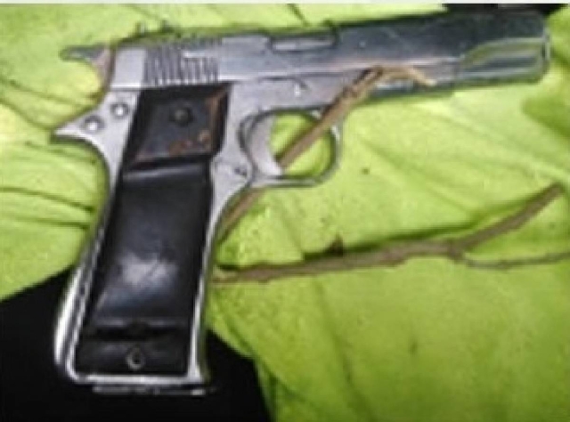 La pistola que presuntamente portaba el individuo quedó a cargo de las autoridades.