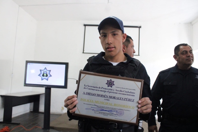 Reconoce Seprac a joven y lo nombra policía honorífico