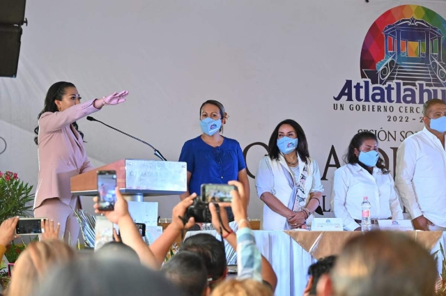 Alma Reyes Linares rindió protesta ante representantes de los tres Poderes del Estado. 