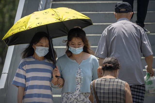 Casos de covid subieron 18% en una semana en el mundo: OMS