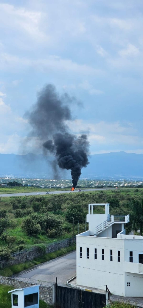 Cuerpos de emergencia atendieron de inmediato el siniestro y brindaron ayuda tanto al piloto como al copiloto, quienes resultaron con diversas quemaduras.