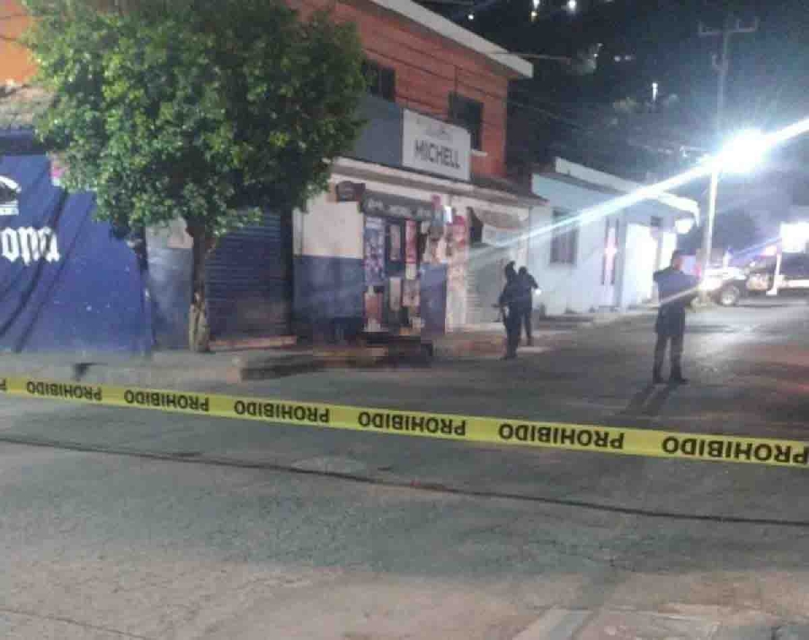 El hombre que fue asesinado en la Huizachera quedó a unos metros de una tienda de abarrotes.