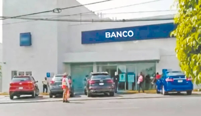 Le robaron 32 mil pesos afuera de un banco