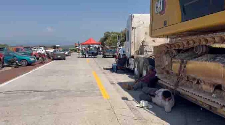 Sigue bloqueo de campesinos de la autopista Siglo XXI