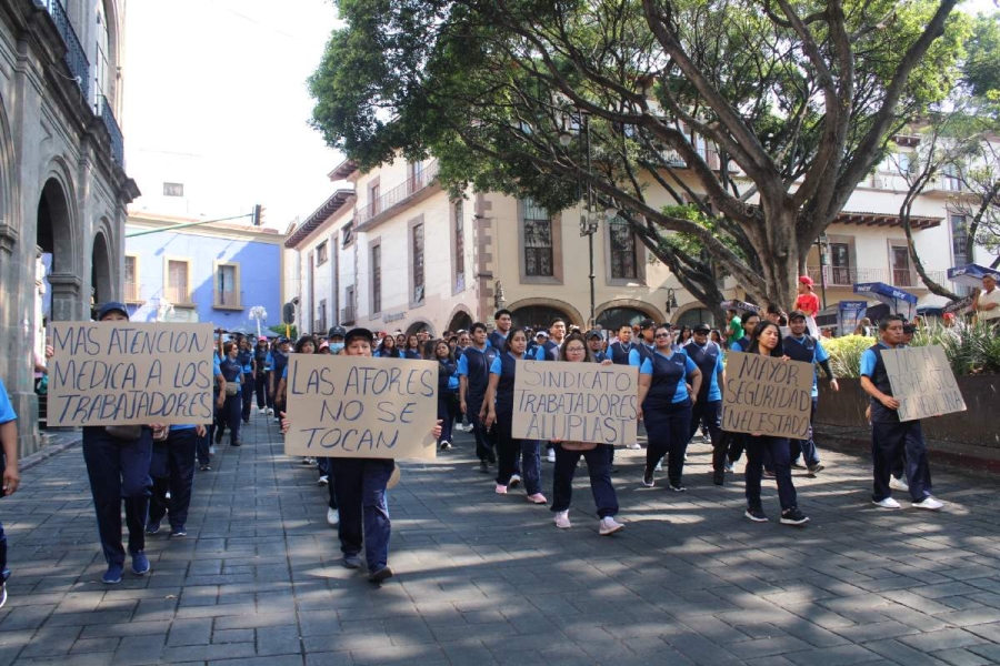 Trabajadores de diversos sectores expusieron sus reclamos en la marcha del primero de mayo en las calles del Centro de Cuernavaca. 