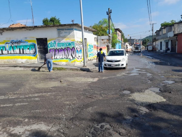 Los transportistas tratan de evitar un mayor daño a sus vehículos.