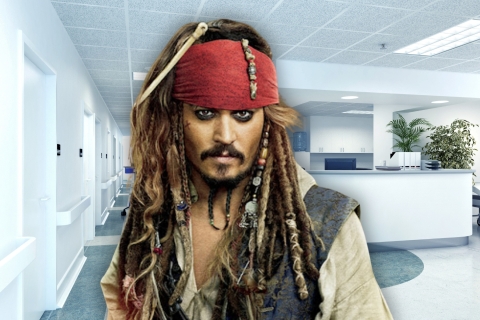 Johnny Depp reaparece como Jack Sparrow para llevar alegría a niños con cáncer en Madrid