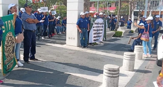 Los telefonistas no faltaron a la cita de este primero de mayo.