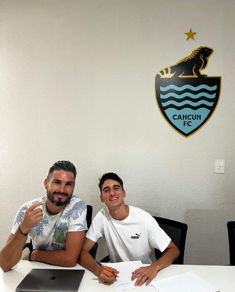 El momento en el que el morelense Damián Lomelí acudió a las instalaciones del Cancún FC para firmar el contrato que le permitirá mostrar su talento, tanto en la Tercera División Profesional como en la Liga de Expansión.