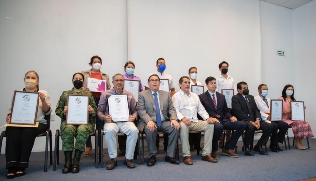 Asiste Víctor Mercado, coordinador de Asesores de la Oficina de la Gubernatura, a la entrega de reconocimientos del Senado de la República a personal de salud