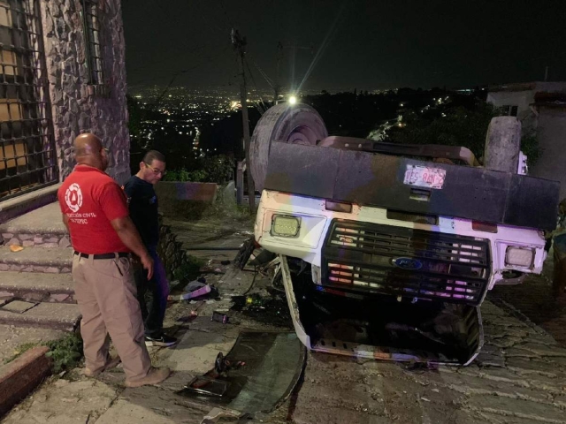 Vuelca pipa de agua en Jiutepec