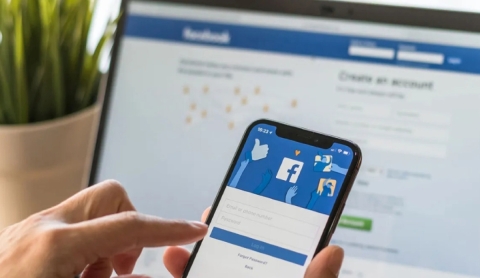 Zuckerberg admite que Facebook ya no conecta a personas