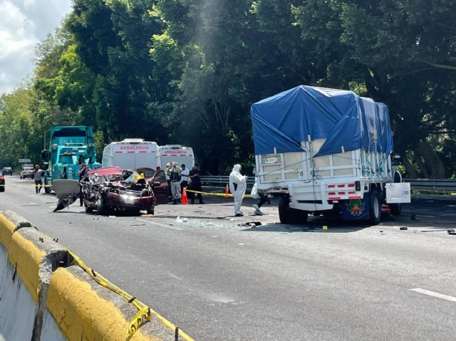 El auto se impactó contra la parte trasera de la camioneta luego de que el comerciante perdió el control al recibir los disparos.