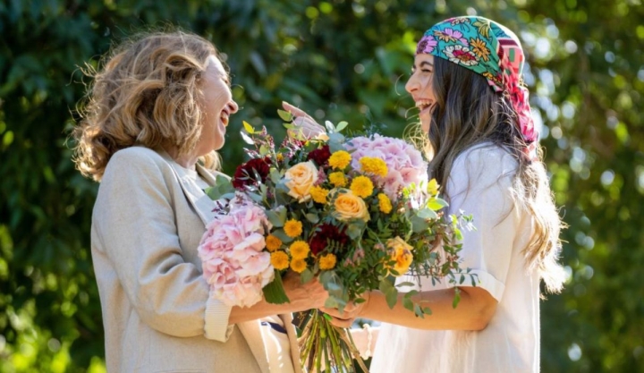 ¿Regalar flores el 10 de mayo es solo tradición o tiene un significado más profundo?