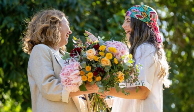 ¿Regalar flores el 10 de mayo es solo tradición o tiene un significado más profundo?