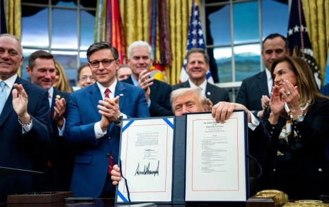 Trump firma ley que termina el cierre de gobierno hist&oacute;rico en EU