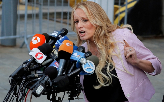 Amenazan a Stormy Daniels, pero celebra imputación de Trump