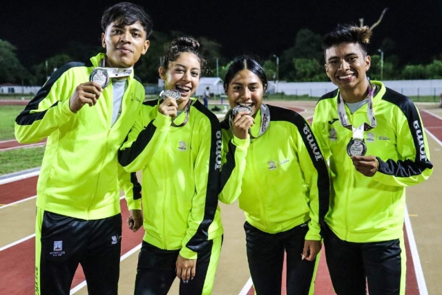 La medalla de plata fue para Kelly Soto, Sofía Yépez, Omar García e Israel “Rayo” Mendoza, quienes detuvieron el cronómetro en los 3:32.57 minutos, en suelo tabasqueño.