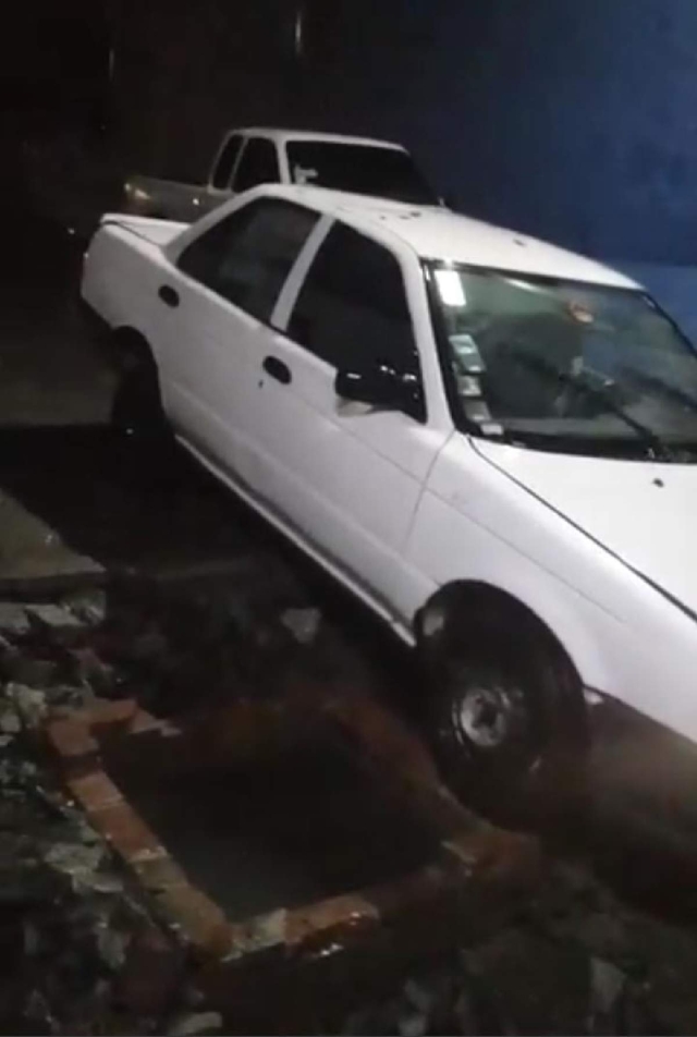 El auto resultó con daños debido a que el conductor no se percató de los trabajos a falta de señalización.