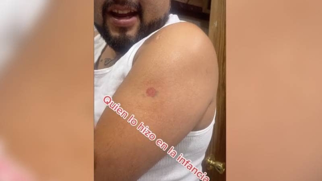 El tatuaje escondido en la envoltura de los mazapanes.