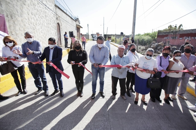 Entrega edil capitalino pavimentación de calle Tabachín en la colonia Papayos