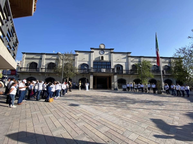 Como parte de la conmemoración se realizaron honores a la bandera.