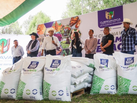 Entrega José Luis Urióstegui fertilizante a productores