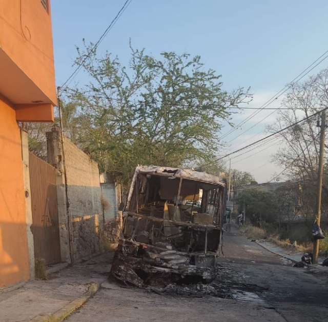 El vehículo fue destruido por el fuego.