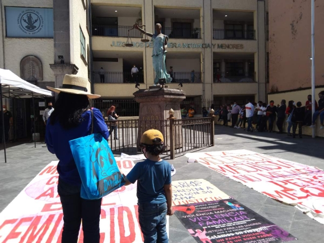 Mujeres integrantes de las organizaciones “Mucha madre” y “Mahri Kollontae” realizaron una protesta en la sede del TSJ.