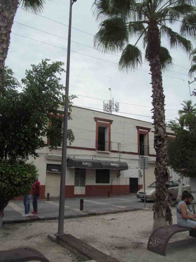 Vecinos del centro de Jojutla solicitaron el retiro de una antena de telefonía celular, que aseguran que además de ruido, las radiaciones podrían afectar su salud. 