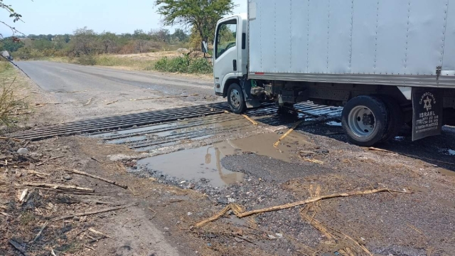 Los vehículos resultan con averías a causa de las malas condiciones de la carretera.