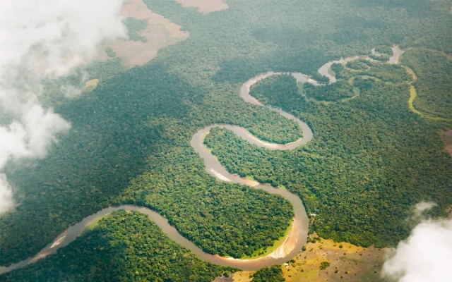 Fallecen 47 personas tras naufragio de un barco en río Congo