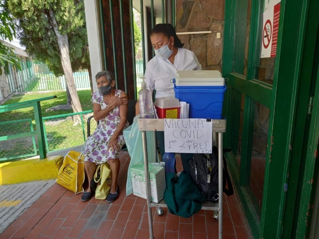 También el Instituto Mexicano del Seguro Social aplica la vacuna contra la covid, en algunas de sus unidades médicas  en la región sur. 