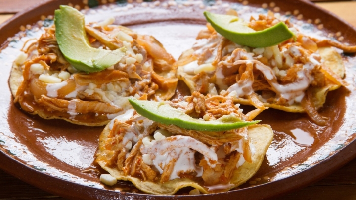 Deliciosas tostadas de tinga de pollo con chipotle, una receta fácil