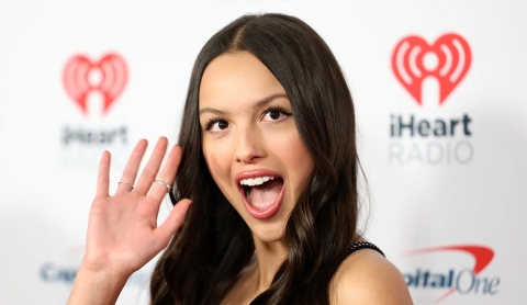 La rutina de yoga matutina de Olivia Rodrigo: ¡Tú también puedes integrarla en tu día!