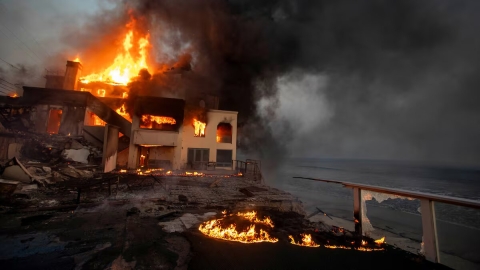 10 muertos y más de 10 mil estructuras destruidas por incendios en Los Ángeles