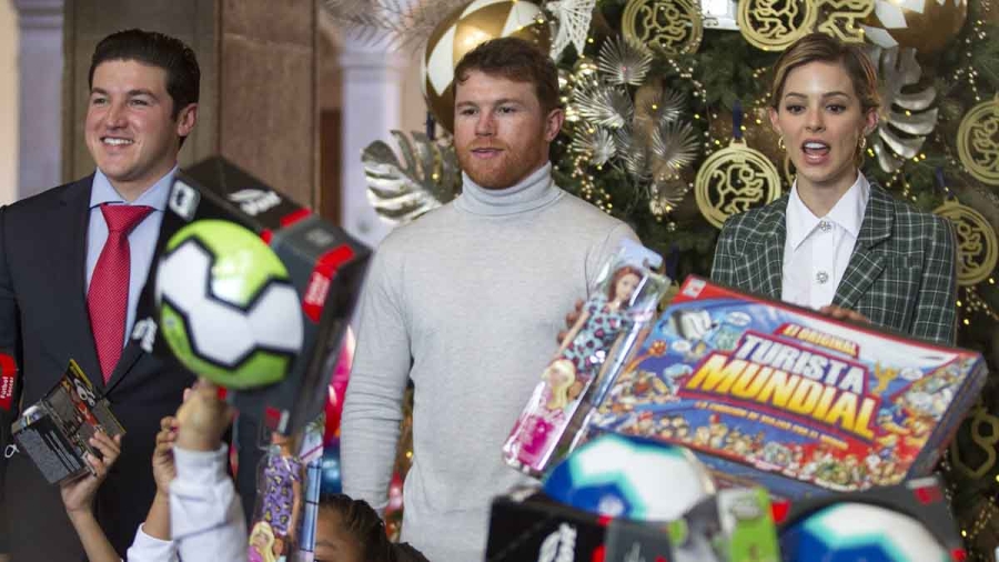 “Canelo” Álvarez dona juguetes a niños.