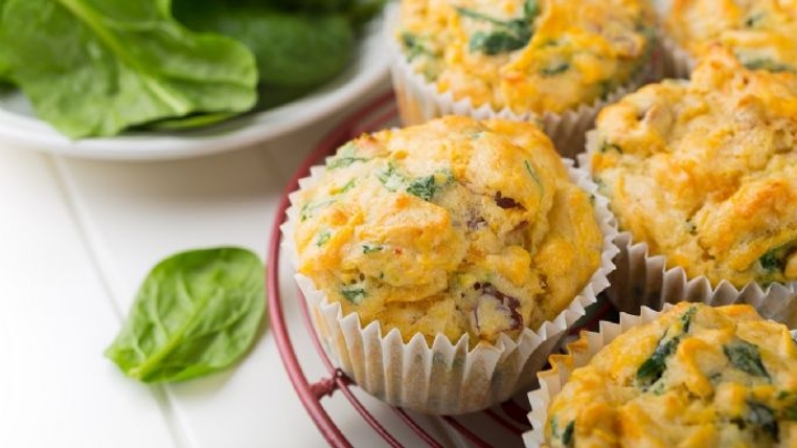 Prepara estos prácticos muffins de huevo con espinacas para disfrutar del desayuno en un bocado