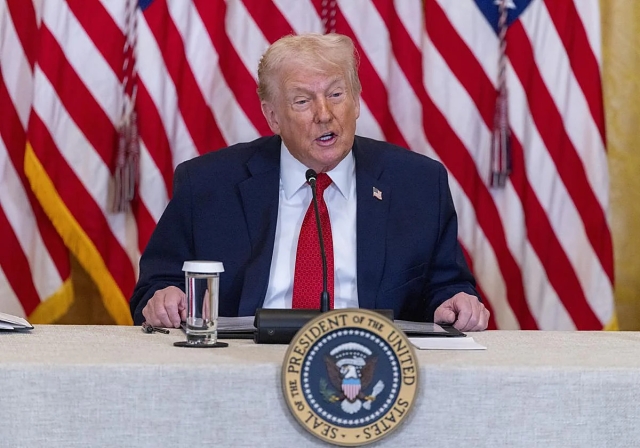 Trump amenaza con aranceles si no apoyan su plan sobre Groenlandia