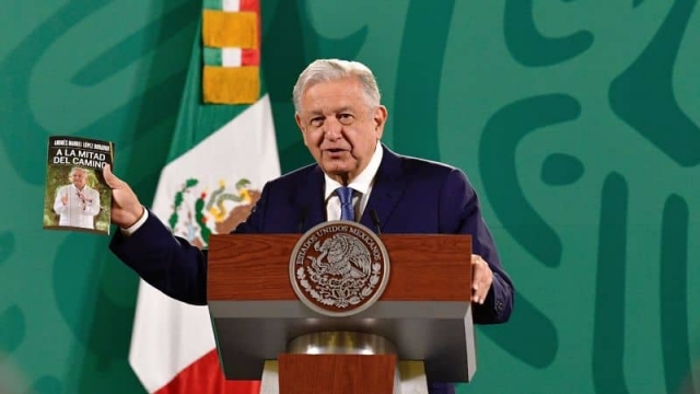 AMLO recomienda su libro &quot;A la mitad del camino&quot; 