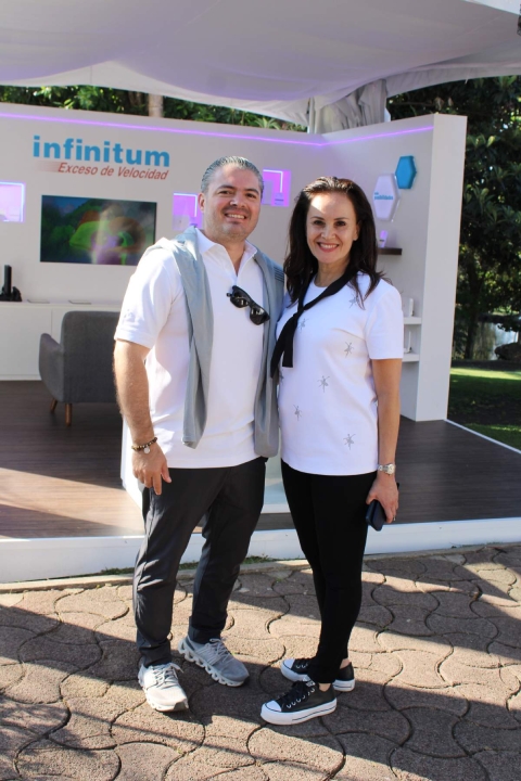  Luis Due&ntilde;as, director de Telmex, y Graciela Chac&oacute;n, gerente del Club de Golf de Cuernavaca.