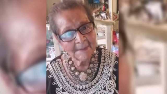 Abuelita recita conmovedor poema.