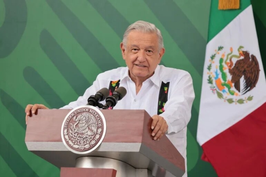 AMLO promete reconstruir Acapulco tras Otis en medio de protestas