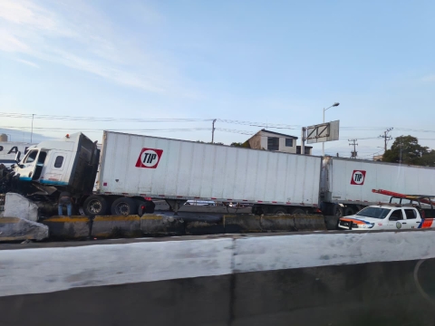Continúan labores de retiro de tráiler en puente de bulevar Cuauhnáhuac